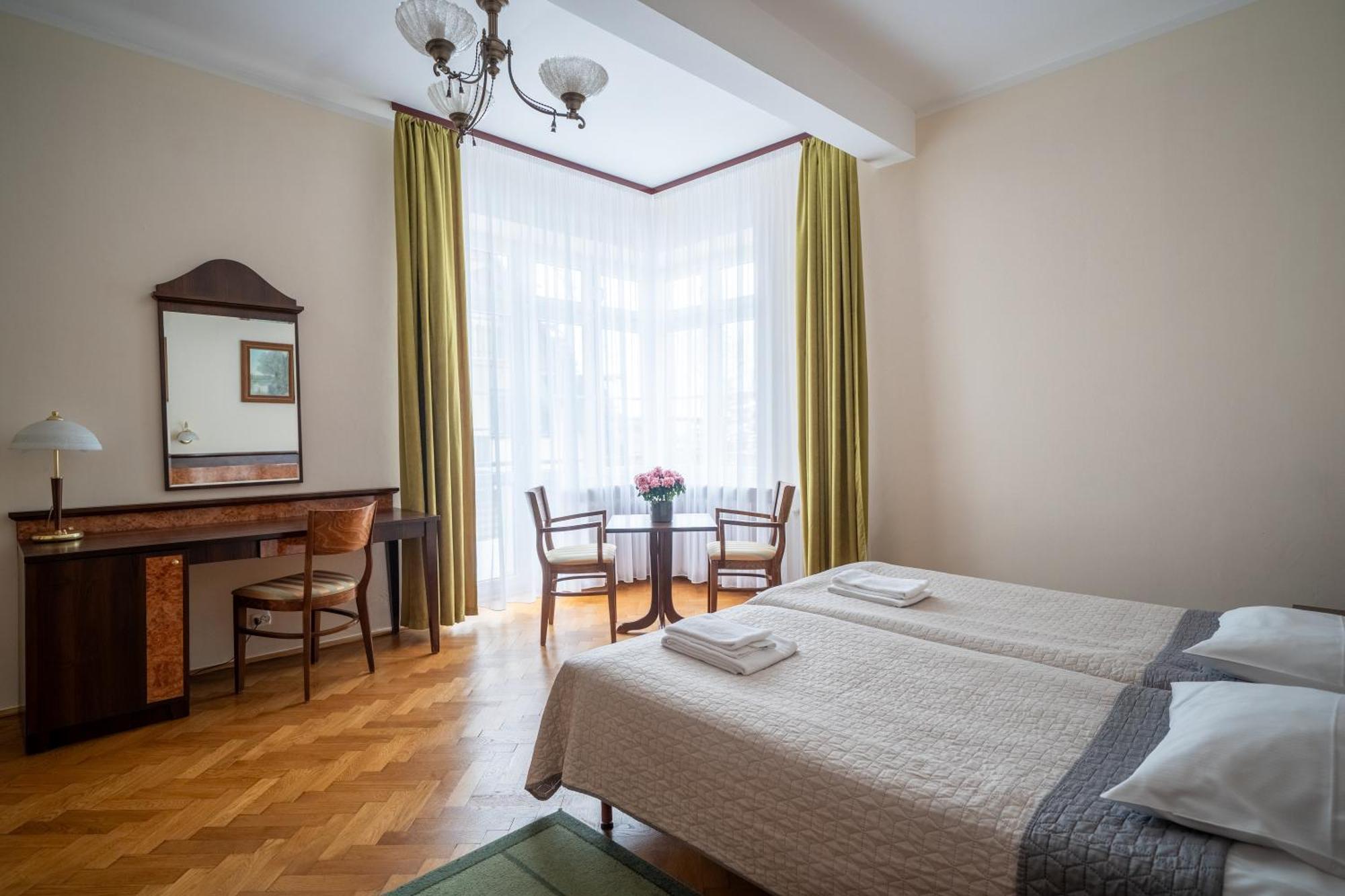 Zespół Dolina Białego - Pan Tadeusz Nocleg ze śniadaniem 3*
